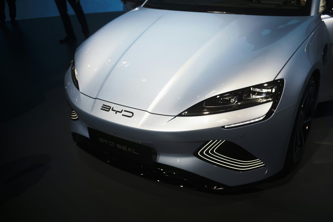 BYD 로고가 있는 흰색 전기차의 전면부 클로즈업 이미지
